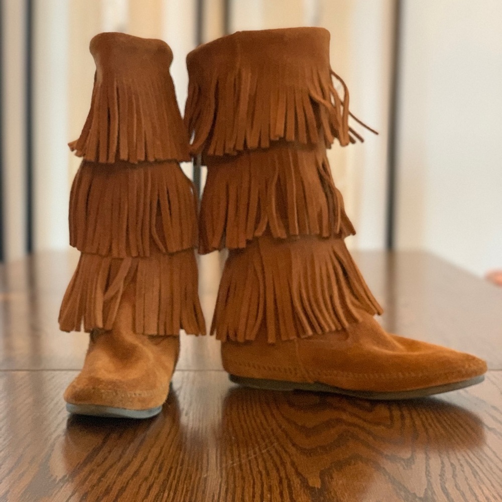 Girls Minnetonka moccasin boots